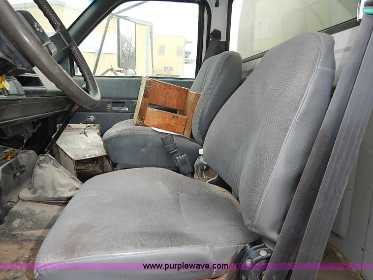 image for item I5092 2001 Chevrolet C7500 feed truck