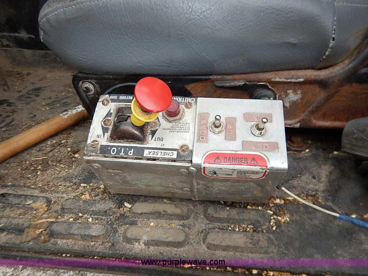 image for item I5092 2001 Chevrolet C7500 feed truck