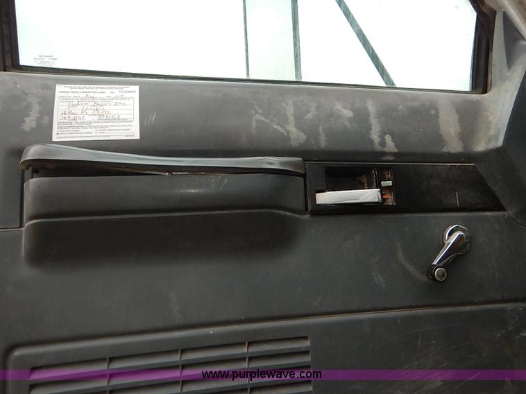 image for item I5092 2001 Chevrolet C7500 feed truck