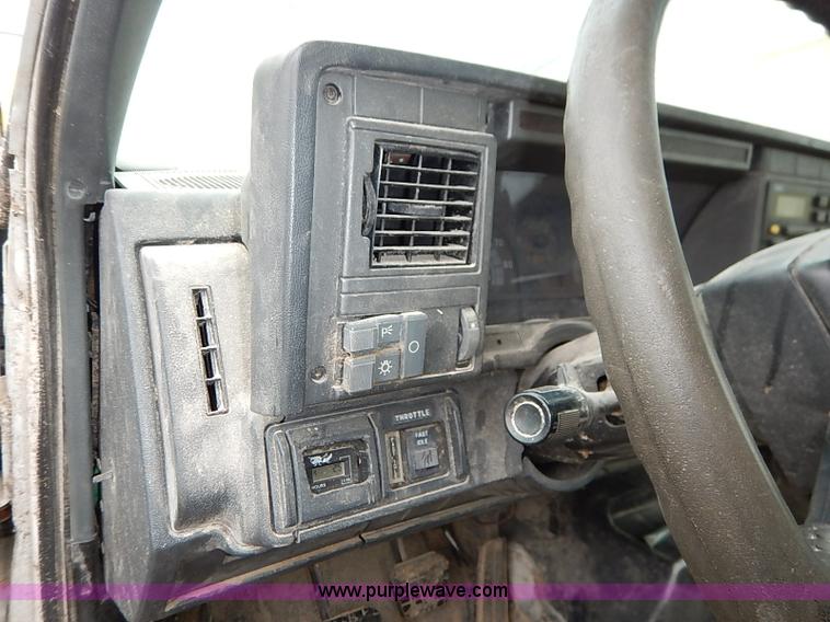 image for item I5092 2001 Chevrolet C7500 feed truck