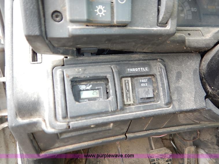 image for item I5092 2001 Chevrolet C7500 feed truck