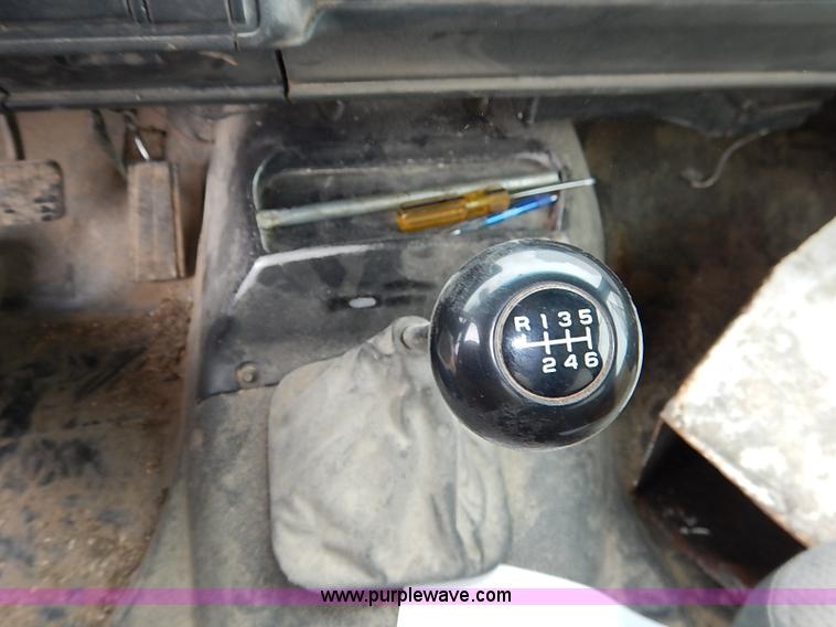 image for item I5092 2001 Chevrolet C7500 feed truck