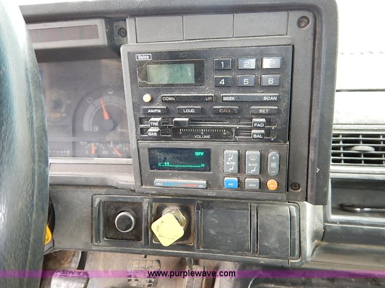 image for item I5092 2001 Chevrolet C7500 feed truck