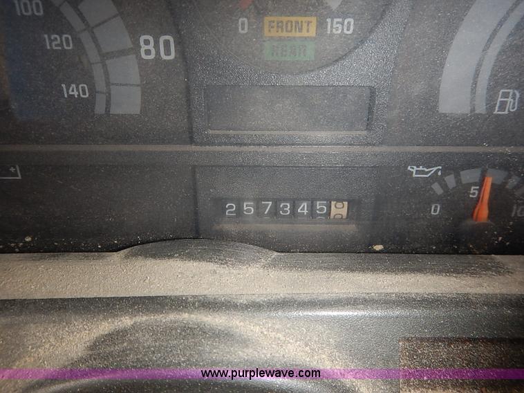 image for item I5092 2001 Chevrolet C7500 feed truck