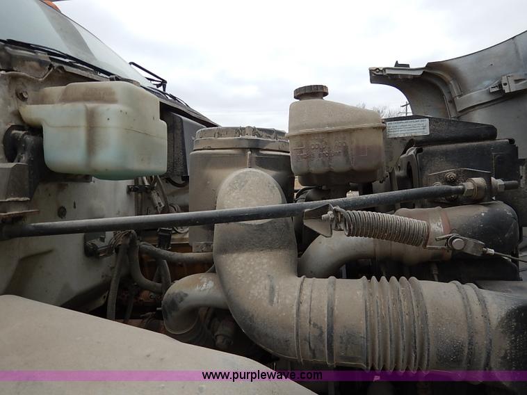 image for item I5092 2001 Chevrolet C7500 feed truck