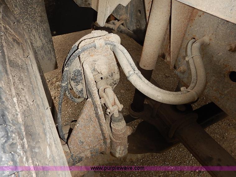 image for item I5092 2001 Chevrolet C7500 feed truck