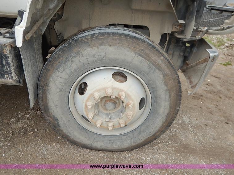 image for item I5092 2001 Chevrolet C7500 feed truck