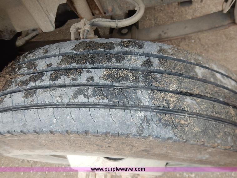 image for item I5092 2001 Chevrolet C7500 feed truck