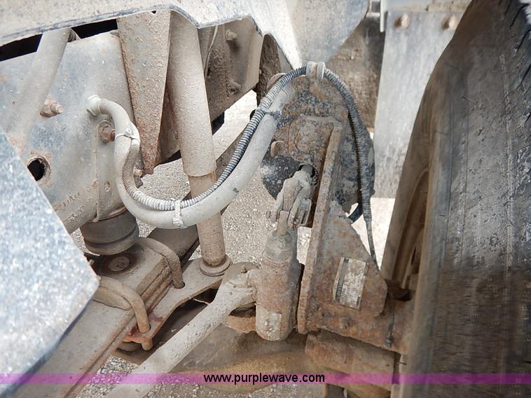 image for item I5092 2001 Chevrolet C7500 feed truck