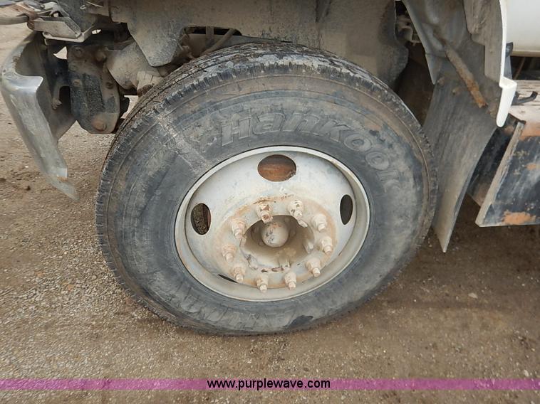 image for item I5092 2001 Chevrolet C7500 feed truck