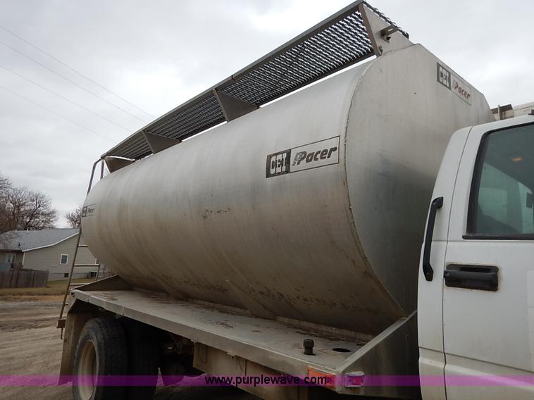 image for item I5092 2001 Chevrolet C7500 feed truck