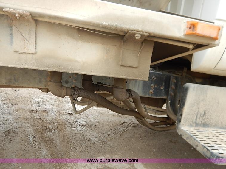 image for item I5092 2001 Chevrolet C7500 feed truck