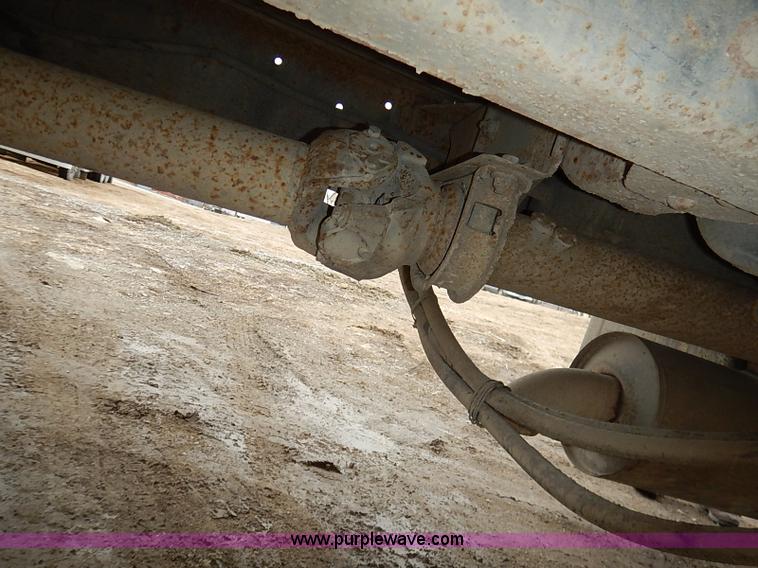 image for item I5092 2001 Chevrolet C7500 feed truck