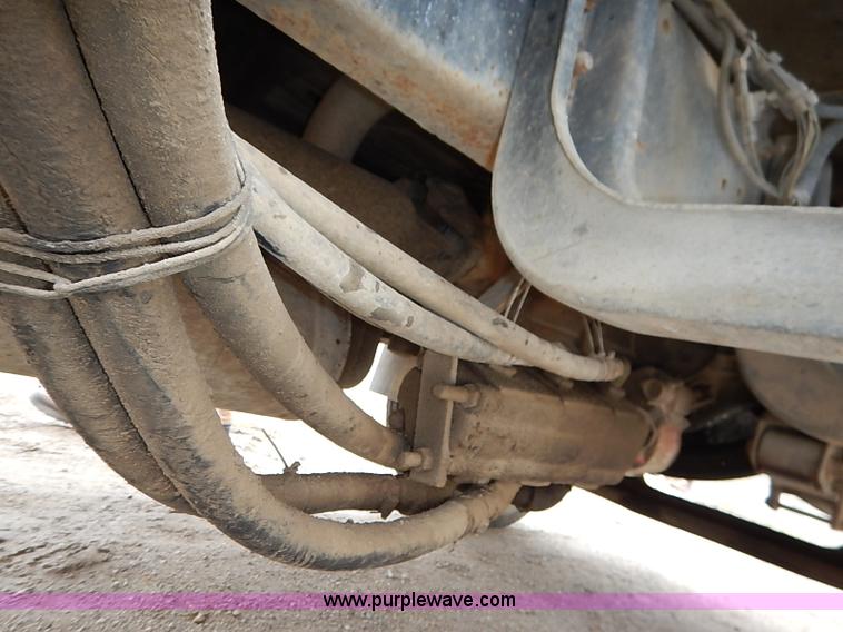 image for item I5092 2001 Chevrolet C7500 feed truck