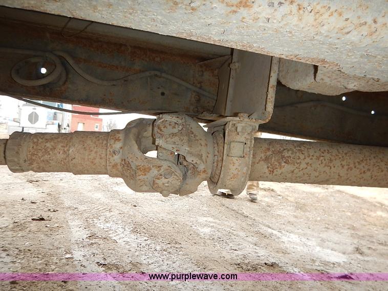 image for item I5092 2001 Chevrolet C7500 feed truck