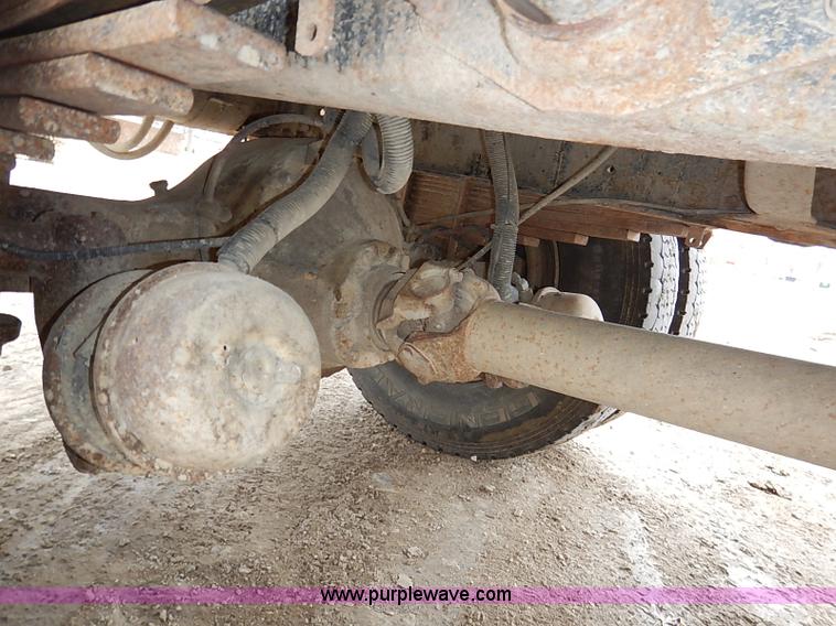 image for item I5092 2001 Chevrolet C7500 feed truck