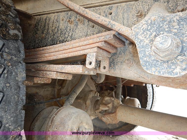 image for item I5092 2001 Chevrolet C7500 feed truck