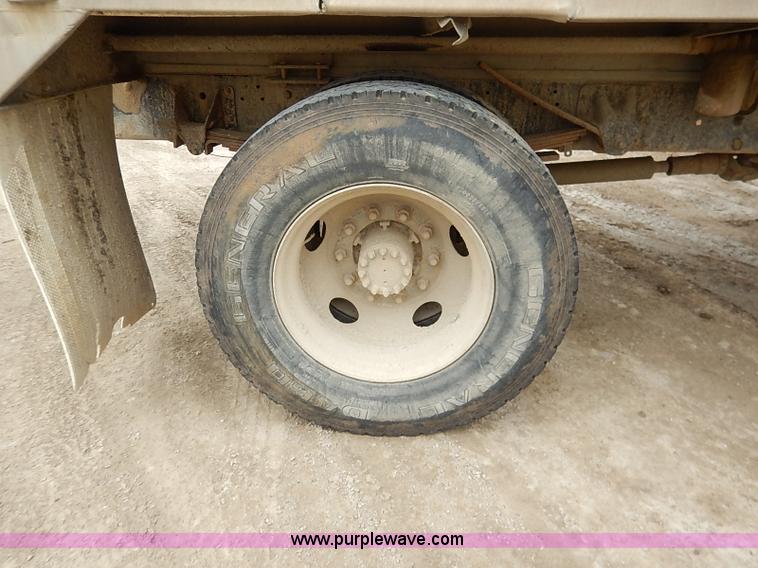 image for item I5092 2001 Chevrolet C7500 feed truck