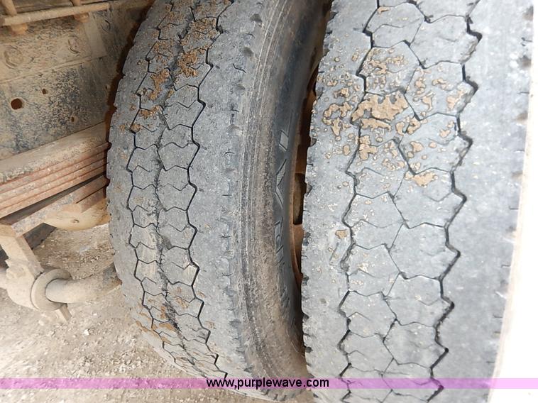 image for item I5092 2001 Chevrolet C7500 feed truck