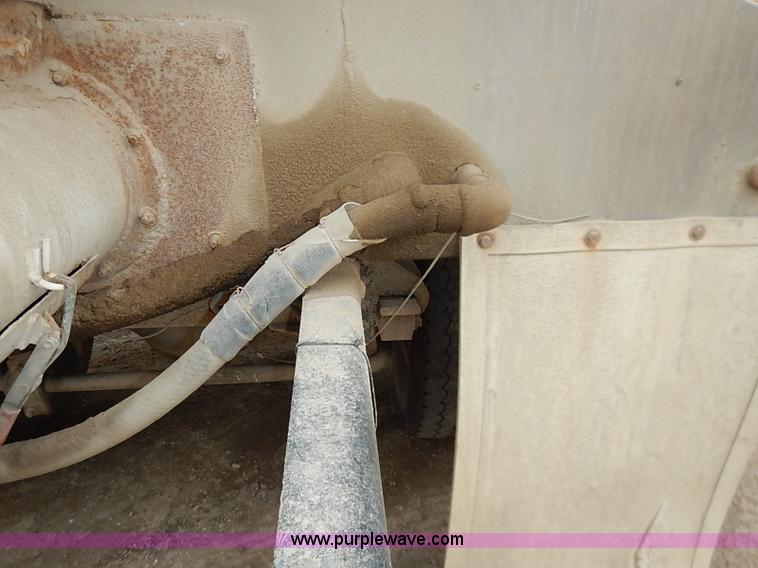 image for item I5092 2001 Chevrolet C7500 feed truck