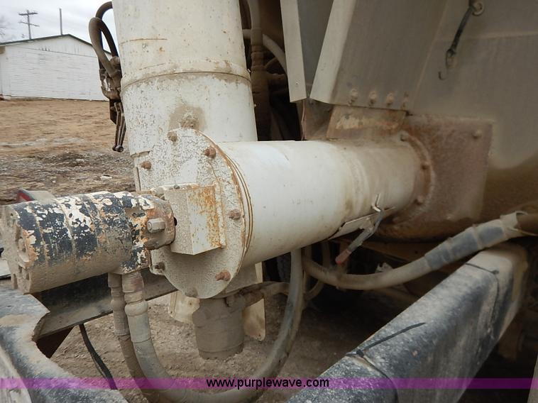 image for item I5092 2001 Chevrolet C7500 feed truck