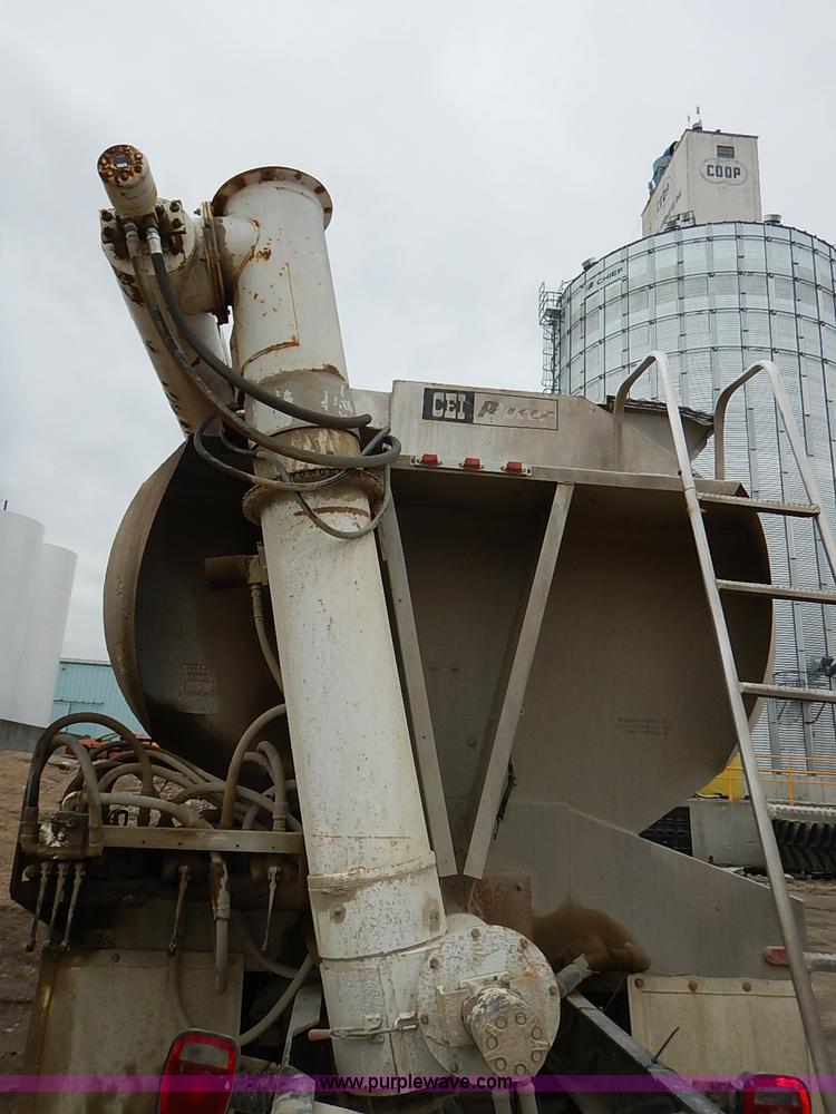 image for item I5092 2001 Chevrolet C7500 feed truck