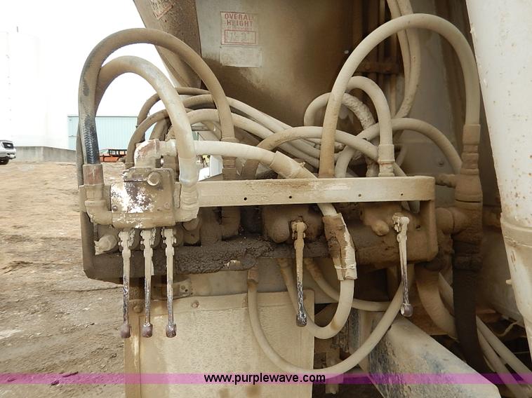 image for item I5092 2001 Chevrolet C7500 feed truck