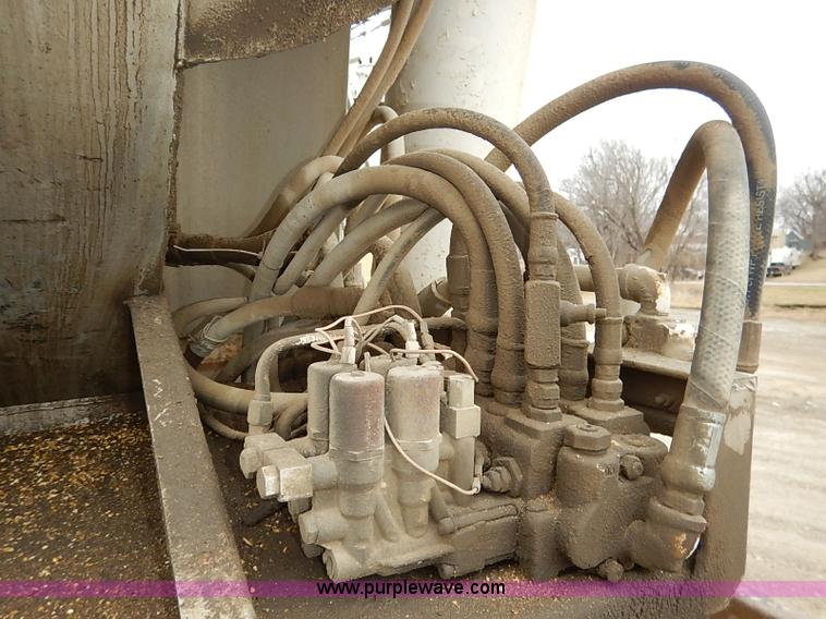 image for item I5092 2001 Chevrolet C7500 feed truck