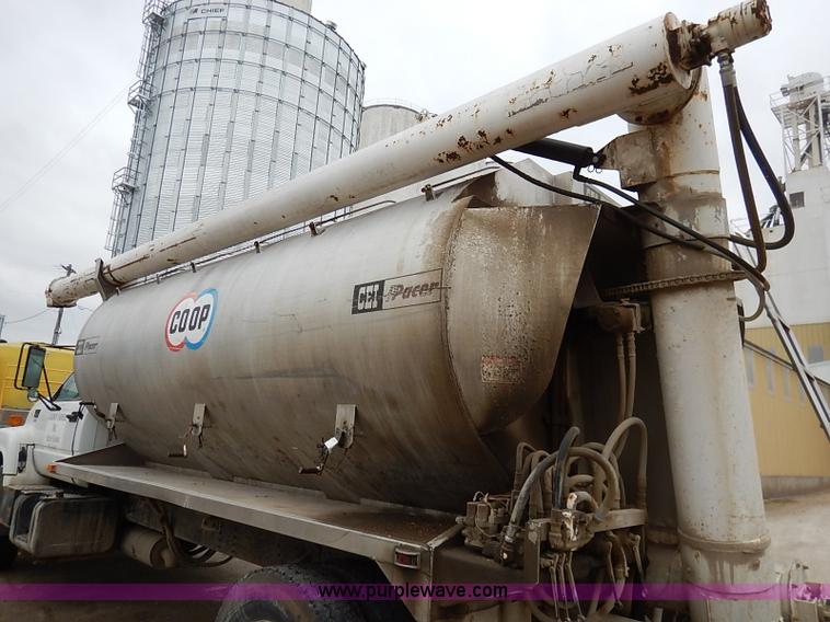 image for item I5092 2001 Chevrolet C7500 feed truck