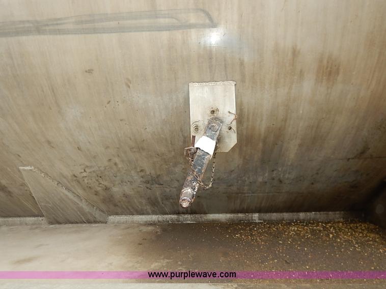 image for item I5092 2001 Chevrolet C7500 feed truck