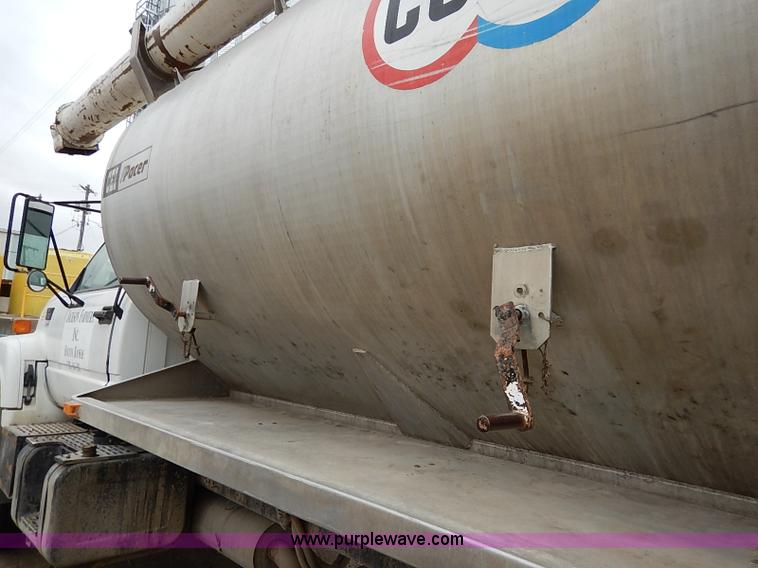 image for item I5092 2001 Chevrolet C7500 feed truck