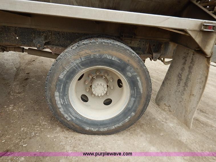 image for item I5092 2001 Chevrolet C7500 feed truck