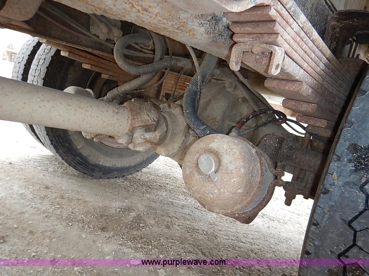 image for item I5092 2001 Chevrolet C7500 feed truck