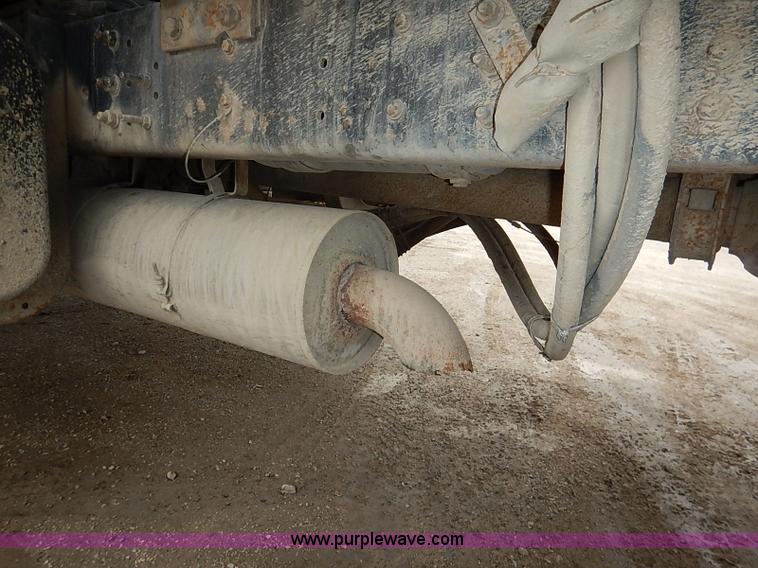 image for item I5092 2001 Chevrolet C7500 feed truck