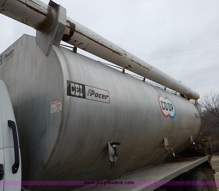 image for item I5092 2001 Chevrolet C7500 feed truck