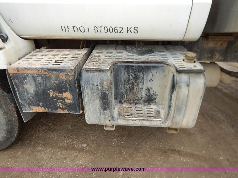 image for item I5092 2001 Chevrolet C7500 feed truck