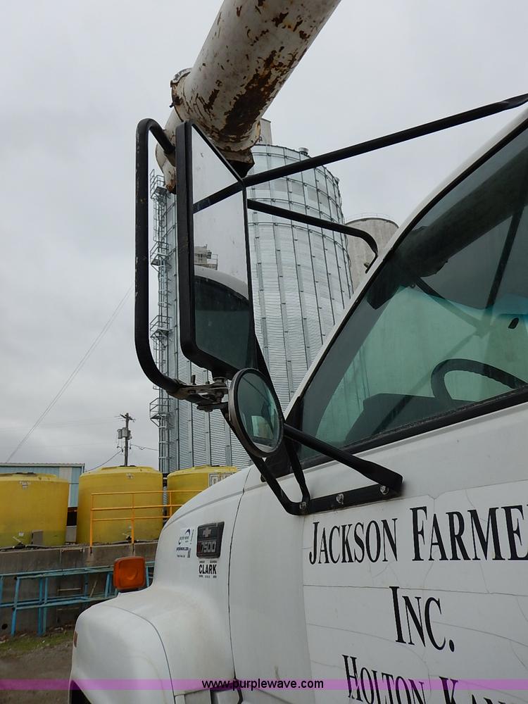 image for item I5092 2001 Chevrolet C7500 feed truck