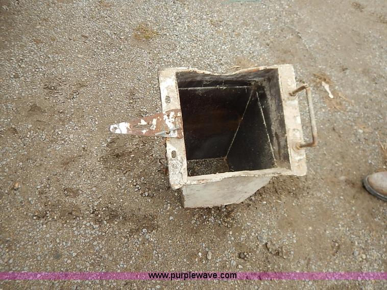 image for item I5092 2001 Chevrolet C7500 feed truck