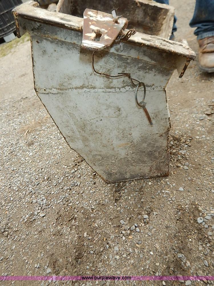 image for item I5092 2001 Chevrolet C7500 feed truck