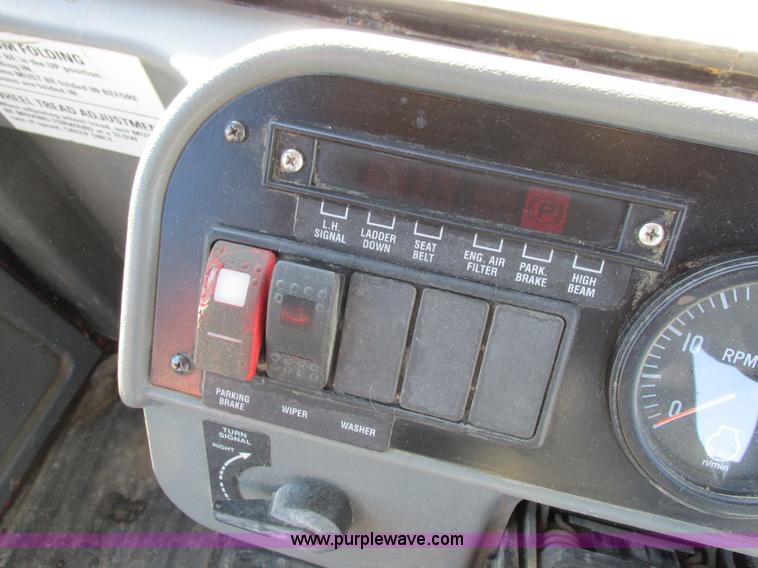 image for item I8752 2000 Case IH SPX3185 self-propelled sprayer