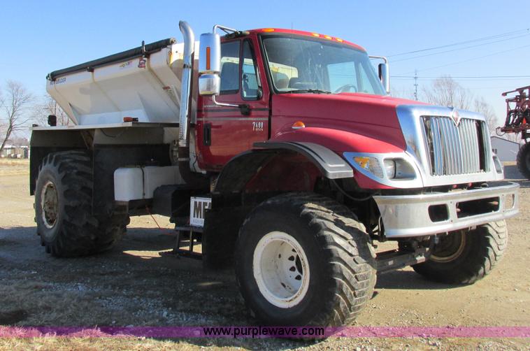 image for item I8753 2006 International 7400 fertilizer truck