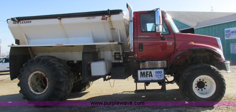 image for item I8753 2006 International 7400 fertilizer truck
