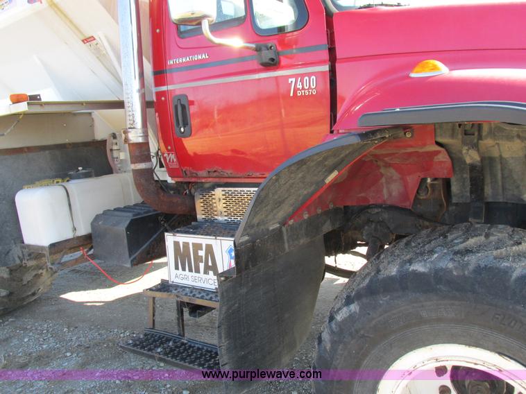 image for item I8753 2006 International 7400 fertilizer truck