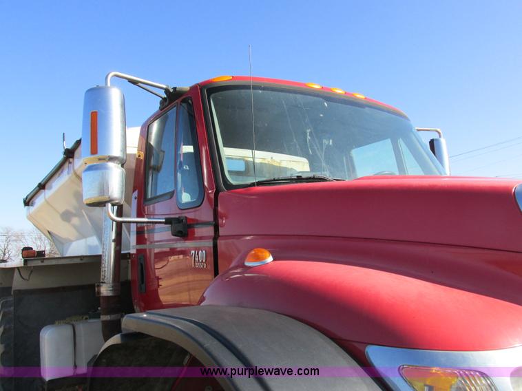 image for item I8753 2006 International 7400 fertilizer truck