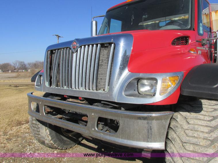 image for item I8753 2006 International 7400 fertilizer truck