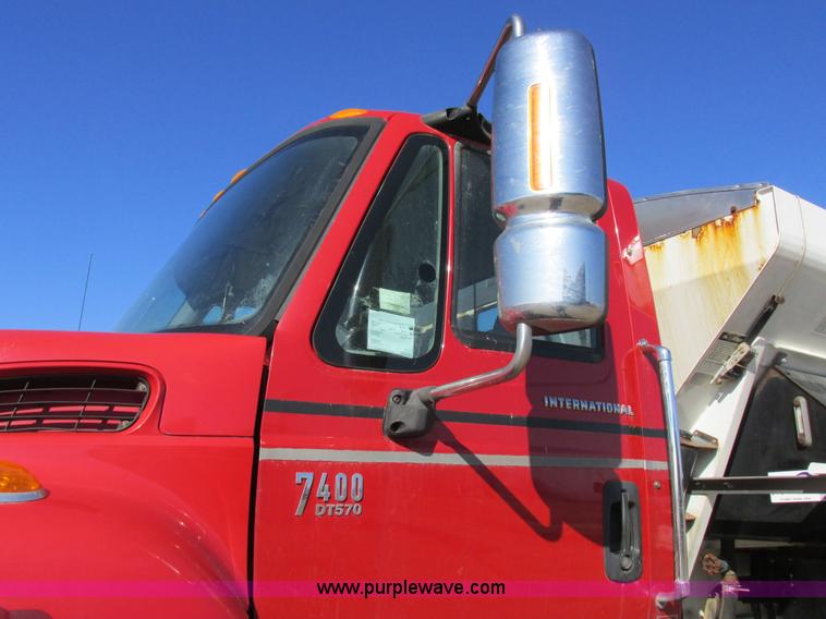 image for item I8753 2006 International 7400 fertilizer truck