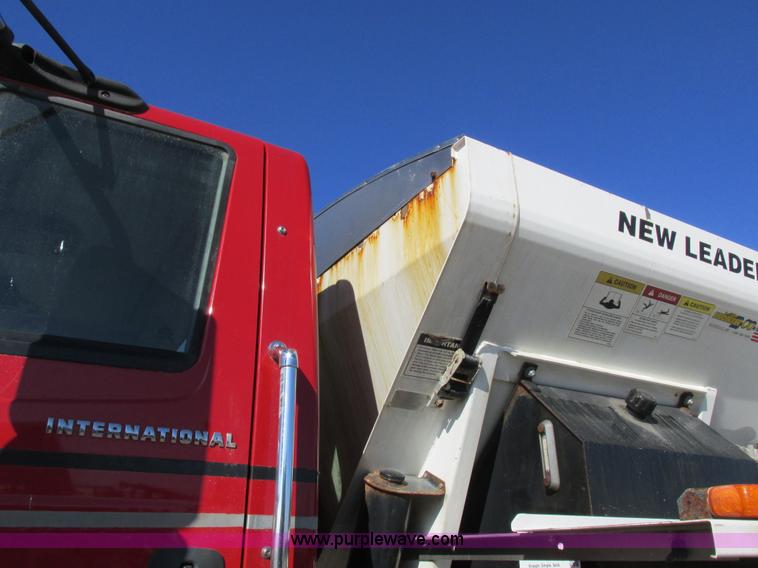 image for item I8753 2006 International 7400 fertilizer truck