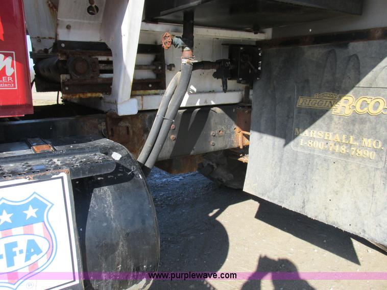 image for item I8753 2006 International 7400 fertilizer truck