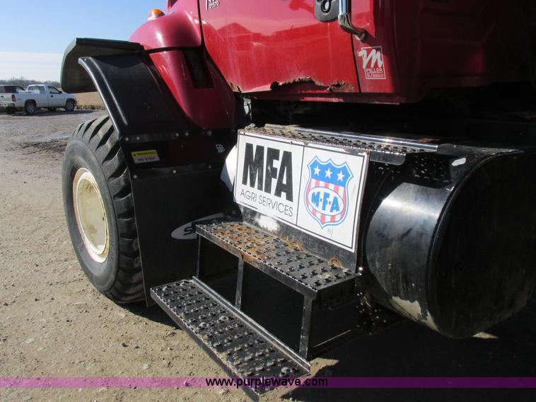 image for item I8753 2006 International 7400 fertilizer truck