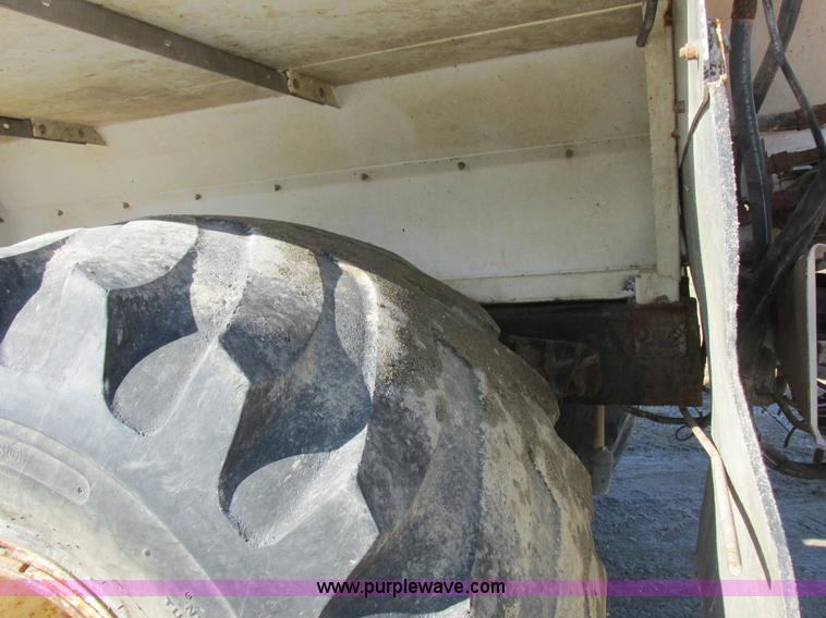 image for item I8753 2006 International 7400 fertilizer truck